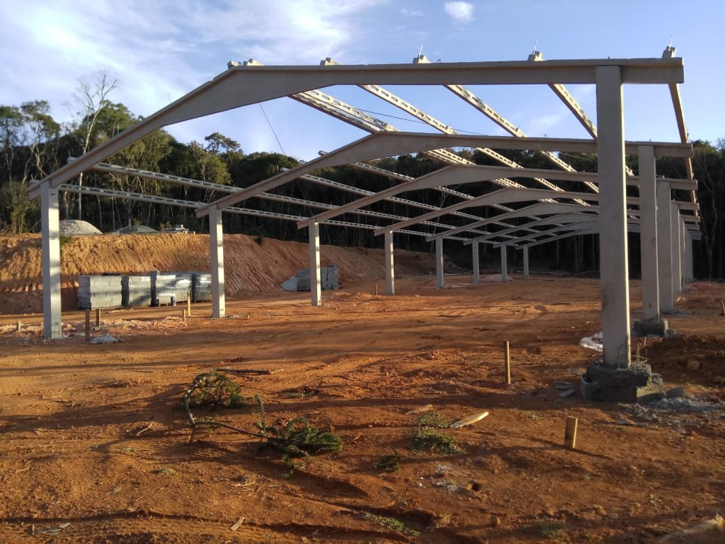 estrutura pré-moldada com asa-delta e beiral